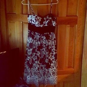 floral dress. Removable and adjustable straps.